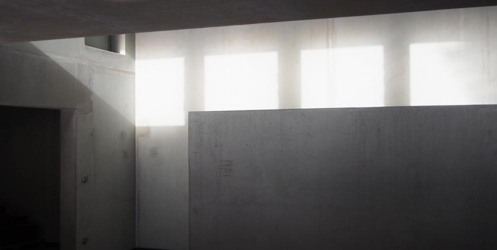 Projet SL - La lumière plonge dans la double hauteur du garage et vient générer un fond d'écran lumineux