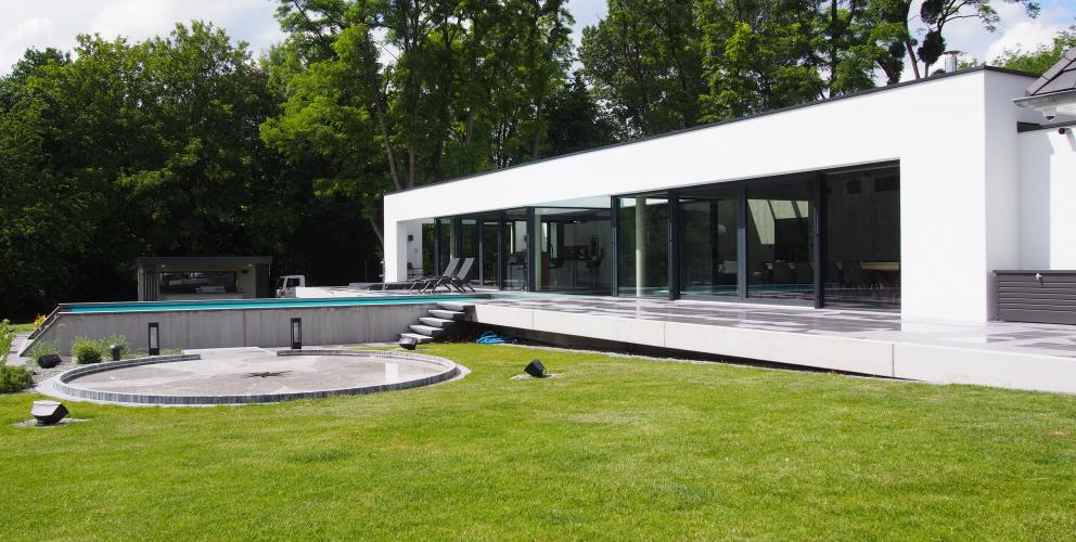 Projet CS - Le pavillon repose sur une strate de béton venant coiffer le paysage tout en horizontalité
