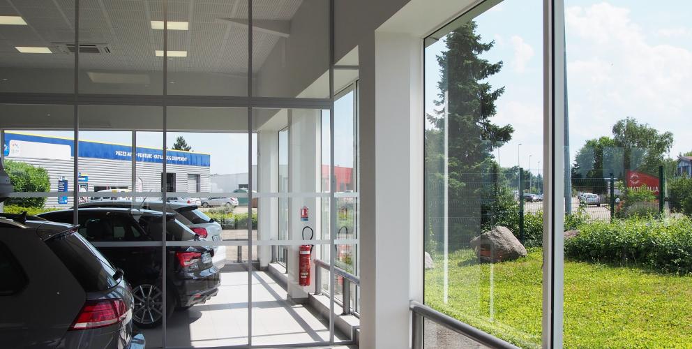 Projet GMS - Le showroom est ouvert sur le jardin (vue depuis l'espace VN)