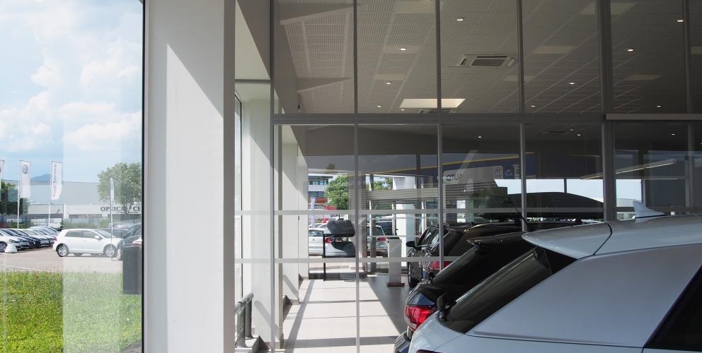 Projet GMS -Le showroom est ouvert sur le jardin (vue depuis l'espace VO)