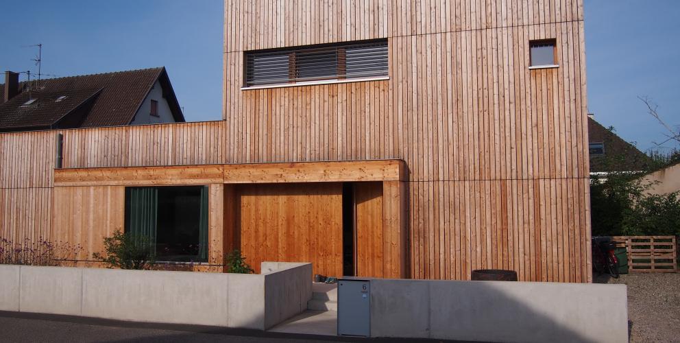 Projet AD - Face à la proximité de la rue, la maison adopte la posture de l'opacité