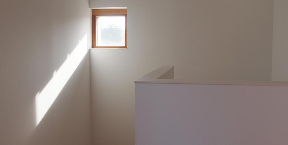 Projet AD - la lumière matinale vient éclairer la cage d'escalier 