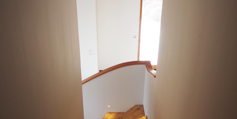 Projet JEE - L'escalier s'insère entre deux voiles toute hauteur et créer un sentiment de faille